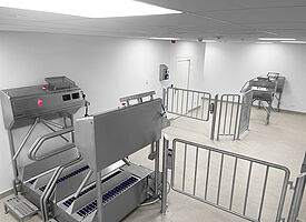 Personal hygiene station planned in separated room for the entrance into the production area and return way to the social area rooms (view: exit side). 