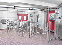 Railing and railing gate made of stainless steel within a room planned staff hygiene station