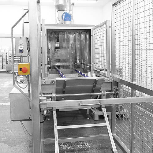 Durchlauf-Waschanlage für Beschickungswagen: Einlaufseite (Schwarzbereich) mit automatischer Aufgabestation 