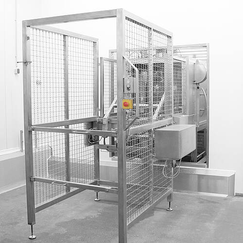 Durchlauf-Waschanlage für Beschickungswagen: Auslaufseite (Reinbereich) mit automatischer Abnahmestation