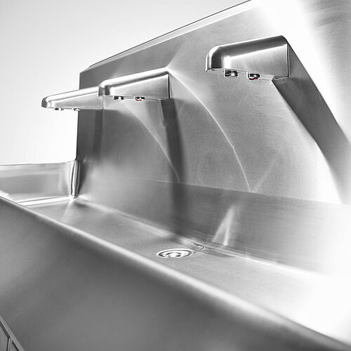 Sensor-operated hand wash basin in hygienic design, indoor basin complete with rounded corners R20 