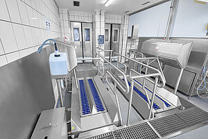 Modular construction: Sole-Star sole cleaning in combination with electric turnstile + special construction for floor-level installation / tub integration 