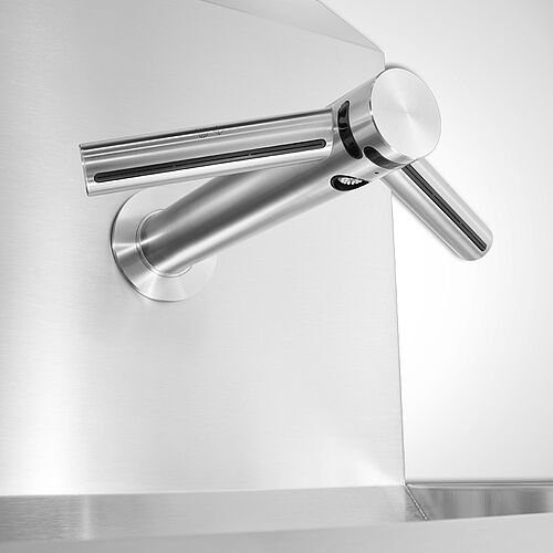 Handwaschrinne, Detail: Dyson-Tap Armatur (Waschen und Trocknen) 