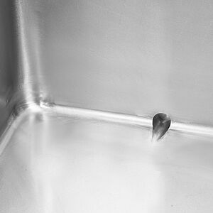 Drain on front side inside of the container bottom 