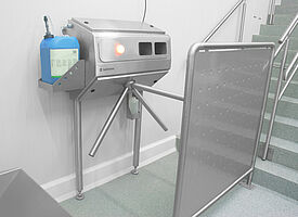 Seifenautomat mit Drehkreuz Typ Soap-Control Highline als Standmodell 